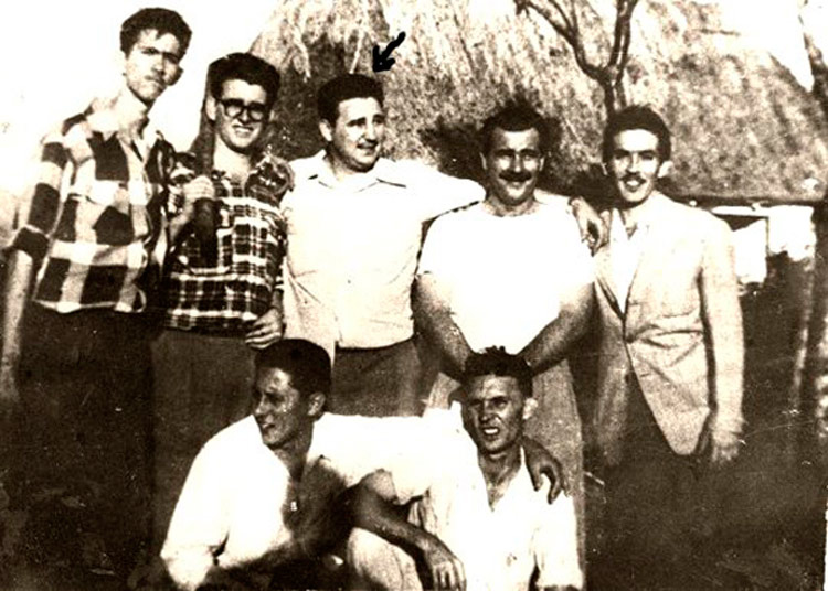 Abel Santamarí­a junto a Fidel Castro y un grupo de revolucionarios.