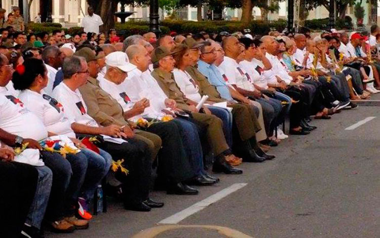 Raúl Castro preside acto por el aniversario 60 del levantamiento del 5 de septiembre de 1957 en Cienfuegos.
