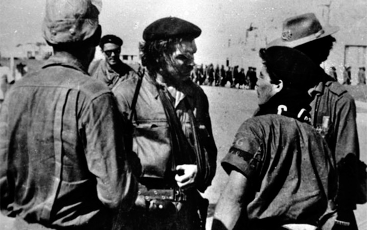 Ernesto Che Guevara dialoga con combatientes rebeldes.