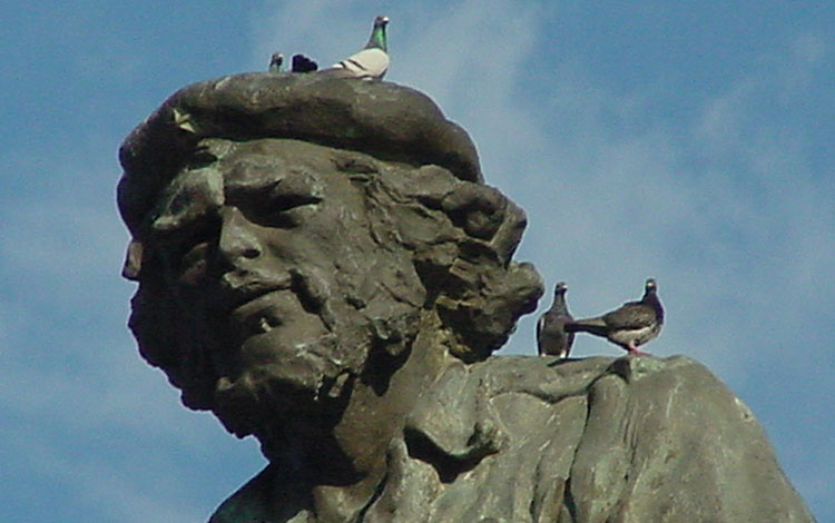 Palomas sobre la escultura del Che en Plaza de la Revolución de Santa Clara.