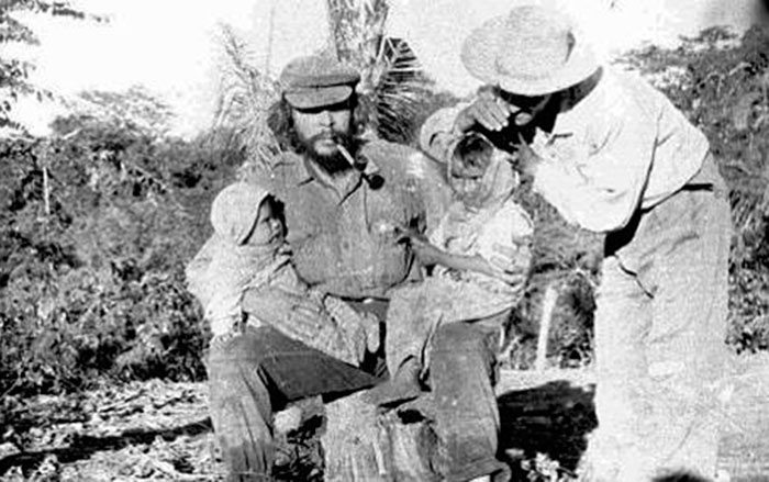 Che Guevara con los hijos de Honorato Rojas, campesino boliviano que lo traicionó.