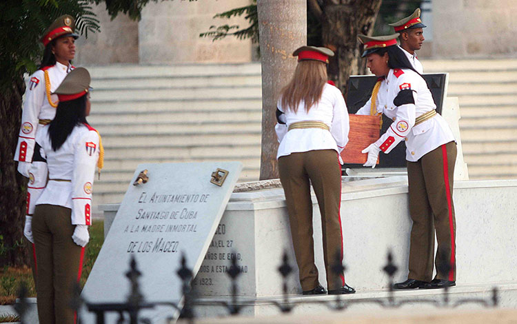 Depositan restos de Mariana Grajales en su tumba.