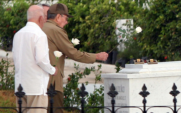Raúl Castro y José Ramón Machado Ventura colocan flores en la tumba de Mariana Grajales.