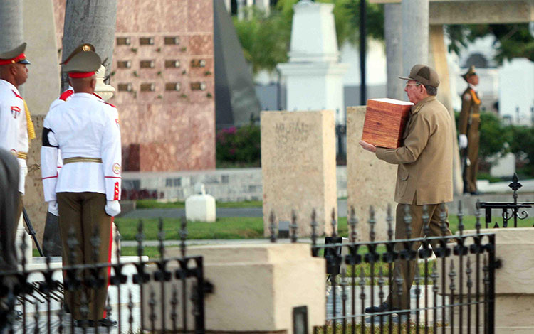 Raúl Castro porta urna que contiene los restos de Carlos Manuel de Céspedes.