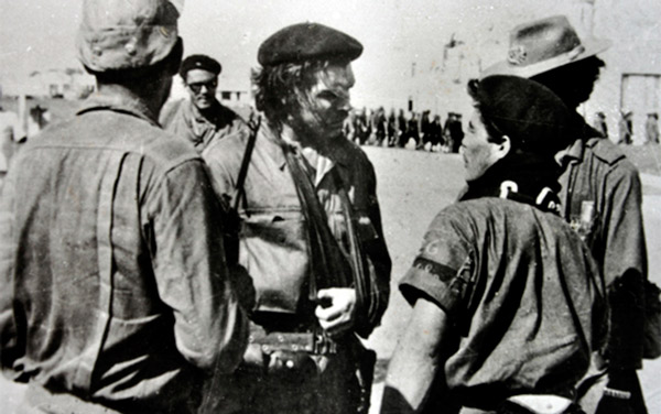 Che Guevara conversa con combatientes durante la Batalla de Santa Clara.