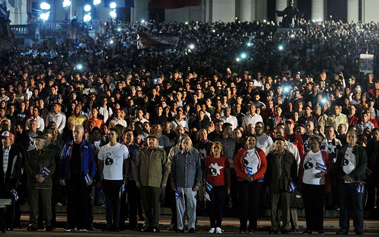 Presidente cubano Raúl Castro Ruz encabeza Marcha de las Antorchas en honor a José Martí.