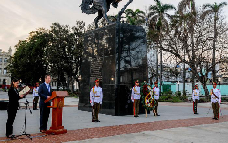 Develan estatua ecuestre de Martí­ en La Habana