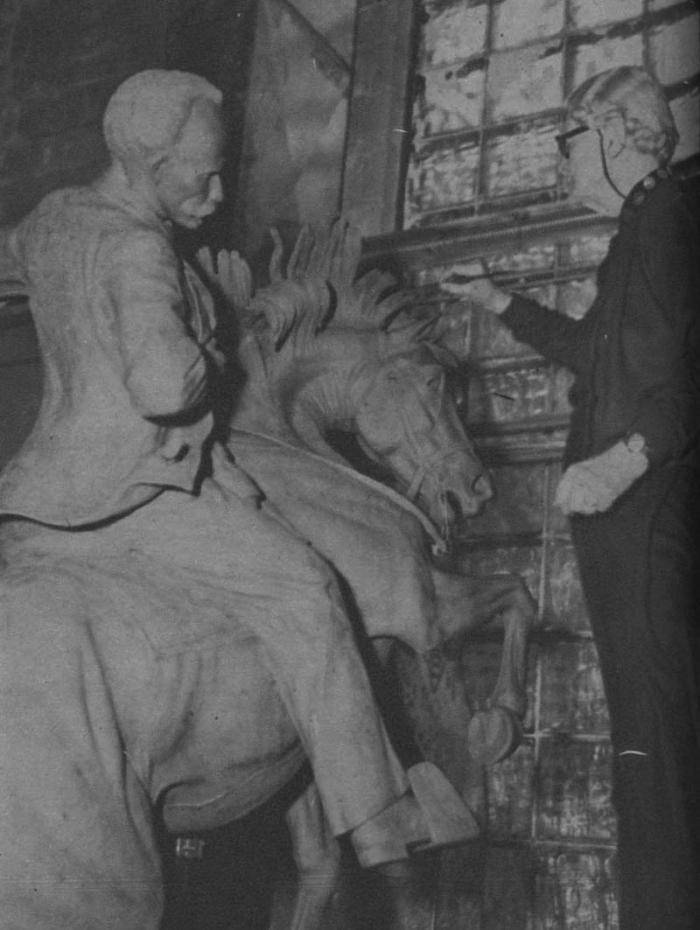 Anna Hyatt Huntington modelando la estatua de nuestro Apóstol