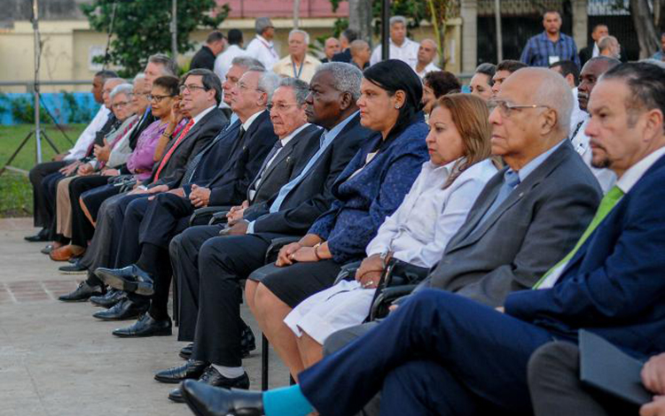 Presidencia al acto para develar estatua ecuestre de Martí­ en La Habana