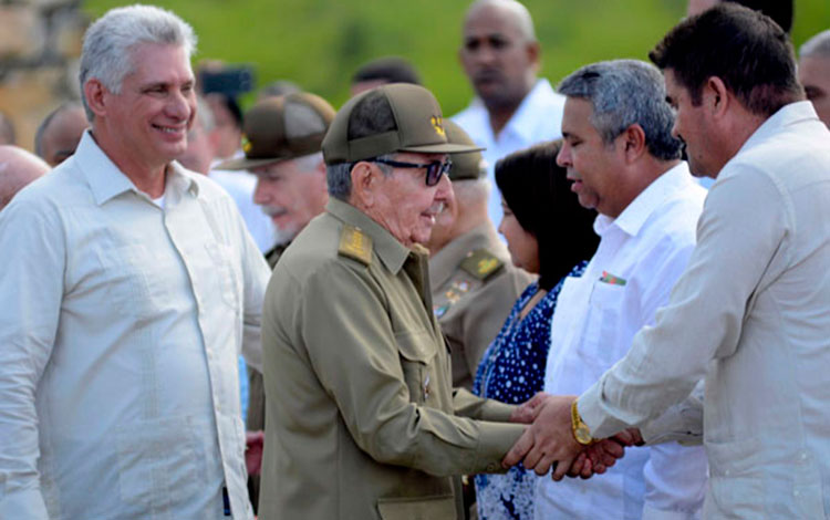Raúl Castro Ruz y Miguel Dí­az-Canel saludan a otros dirigentes de la Revolución en La Demajagua.
