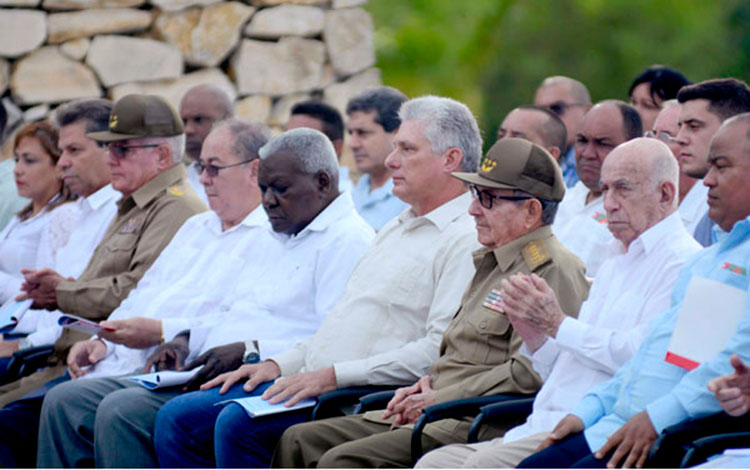 Raúl Castro Ruz y presidencia del acto por el aniversario 150 del inicio de las guerras por la libertad de Cuba, La Demajagua, 10 de octubre de 2018.