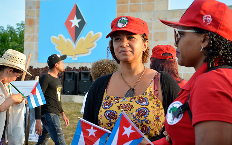 Extranjeros participan en el acto de Villa Clara por el segundo aniversario de la desaparición física de Fidel Castro Ruz. Extranjeros participan en el acto de Villa Clara por el segundo aniversario de la desaparición física de Fidel Castro Ruz.