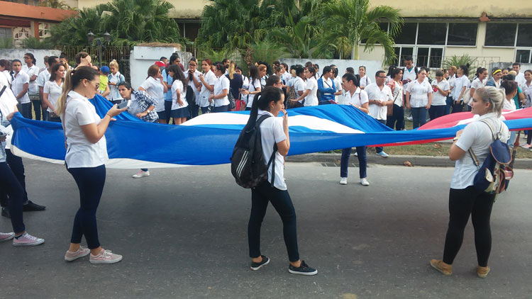 Estudiantes de la Universidad de Ciencias Médicas de Villa Clara con la bandera cubana. Estudiantes de la Universidad de Ciencias Médicas de Villa Clara con la bandera cubana.