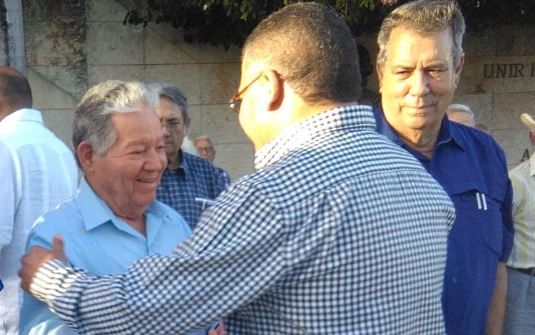 Ramón Pardo Guerra y Rogelio Acevedo, integrantes de la Columna # 8 reciben el sello Aniversario 60 de la Batalla de Santa Clara.