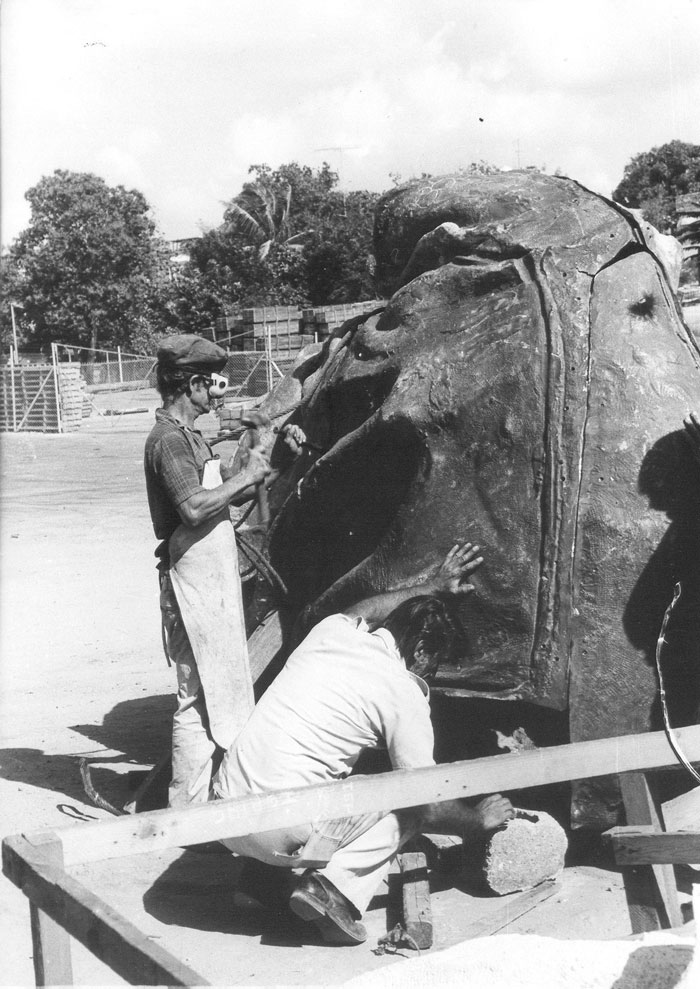 Soldadores laborando en la escultura del Che para la Plaza de Santa Clara. Soldadores laborando en la escultura del Che para la Plaza de Santa Clara.
