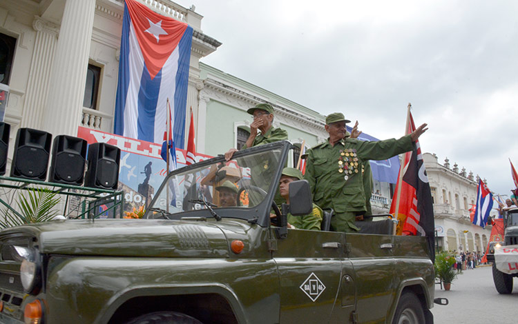 Pioneros y jóvenes reeditan entrada de la Caravana de la Libertad con Fidel a Santa Clara.