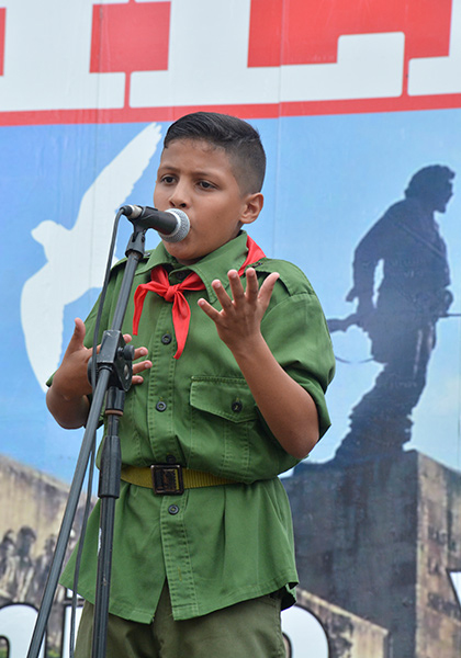 Pionero Kevin Duval canta en rememoración de la entrada de la Caravana de la Libertad a Santa Clara.