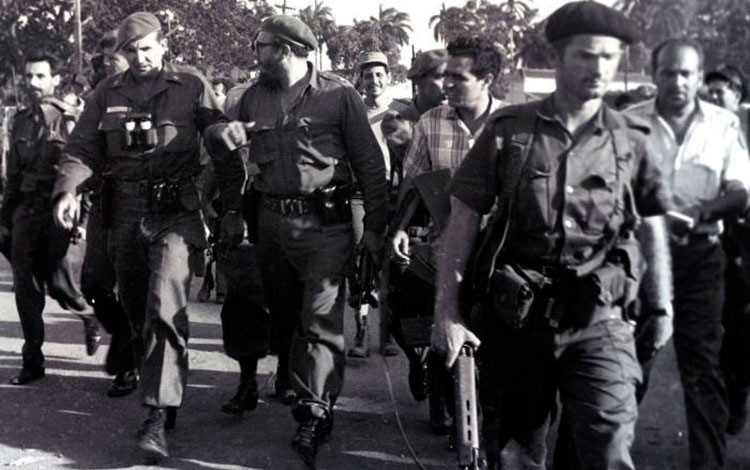 José Ramón Fernández y Fidel Castro Ruz durante la invasión mercenaria por Playa Girón.