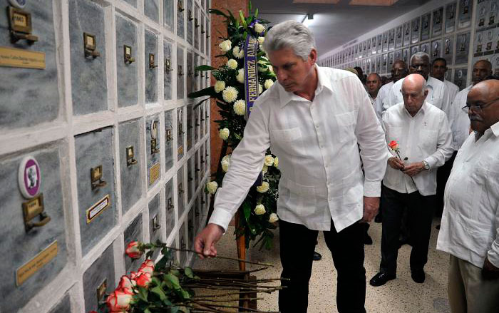 Presidente de Cuba, Miguel Dí­az-Canel Bermúdez coloca flor en el Panteón de los Veteranos en la Necrópolis de Colón.