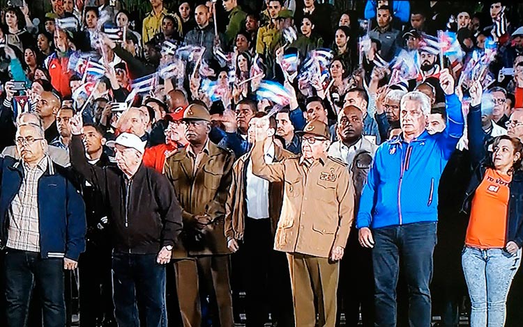 Encabezan Raúl y Díaz-Canel marcha de las antorchas en La Habana.
