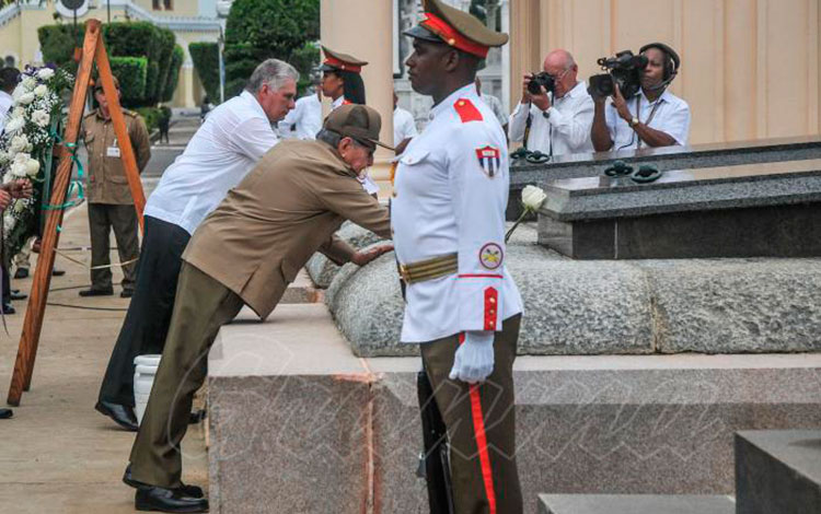 Raúl Castro Ruz y Miguel Díaz-Canel colocan flores en la tumba del Generalísimo Máximo Gómez Báez.