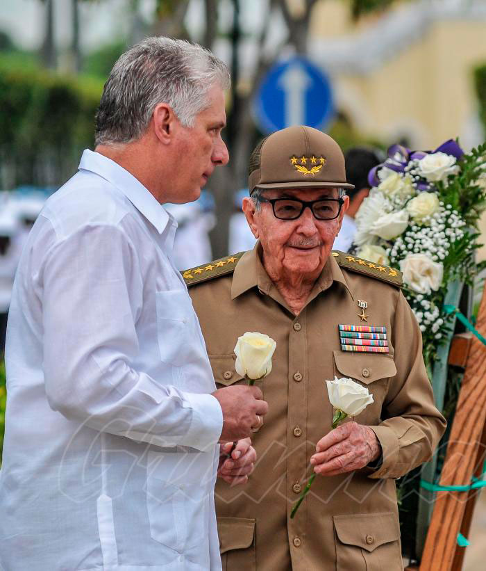 Raúl Castro Ruz y Miguel Dí­az-Canel en el acto por el aniversario 114 de la muerte de Máximo Gómez Báez, General en Jefe del Ejército Libertador de Cuba.