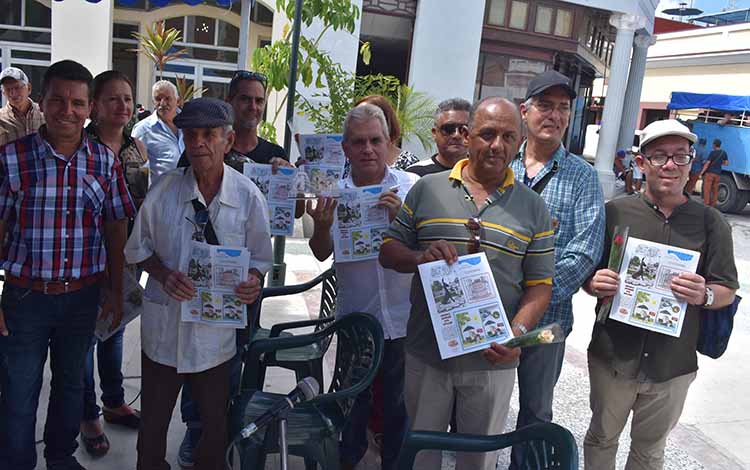 Integrantes del colectivo de Melaíto durante la presentación de la edición especial por el aniversario 330 de Santa Clara. Integrantes del colectivo de Melaíto durante la presentación de la edición especial por el aniversario 330 de Santa Clara.