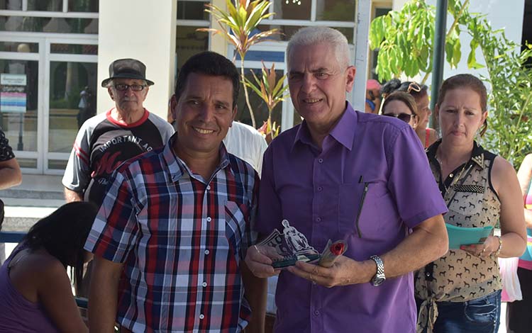 El historiador Ovidio Cosme Díaz Benítez recibió la Distinción 330 Aniversario. El historiador Ovidio Cosme Díaz Benítez recibió la Distinción 330 Aniversario.