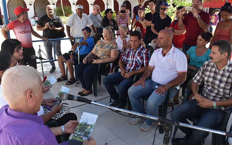 Presentación del libro Santa Clara Nuestra, de Ovidio Cosme Díaz Benítez. Presentación del libro Santa Clara Nuestra, de Ovidio Cosme Díaz Benítez.