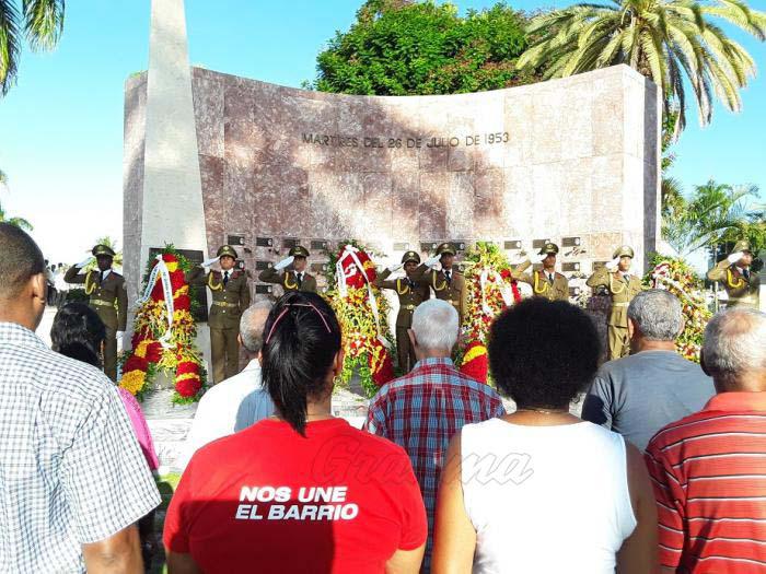Ofrendas florales de Raúl y Díaz-Canel a los mártires de la Revolución