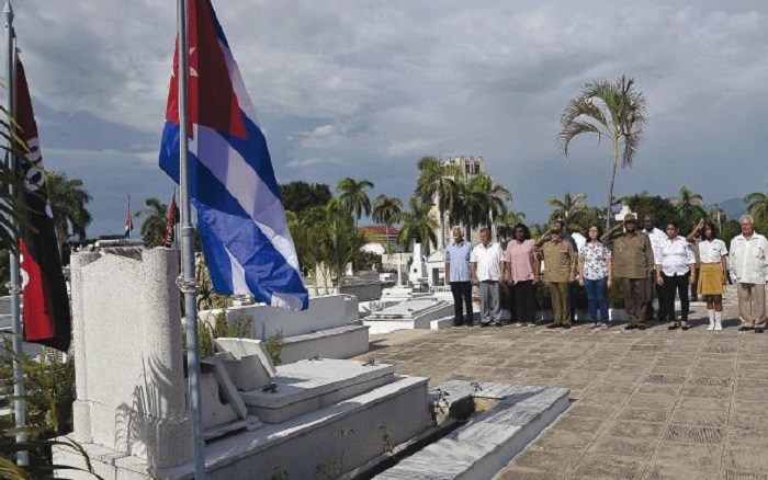El General de Ejército Raúl Castro Ruz rindió tributo a los héroes y mártires de la Revolución Cubana