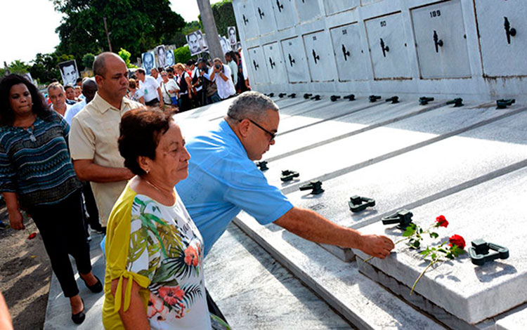 Homenaje a mártires del sabotaje de Barbados en el cementerio de Colón, en La Habana.