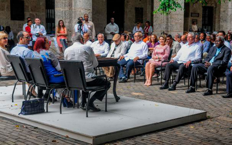 Presentación del libro Noble Habana, del fotógrafo Alejandro Azcuy. 