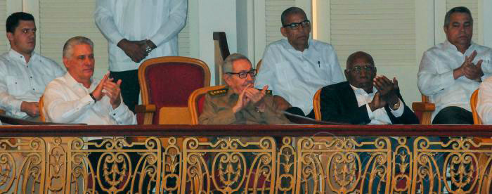 Raúl Castro, Miguel Dí­az-Canel, Salvador Valdés en sesión solemne de la Asamblea Provincial del Poder Popular de La Habana por el aniversario 500 de la ciudad.