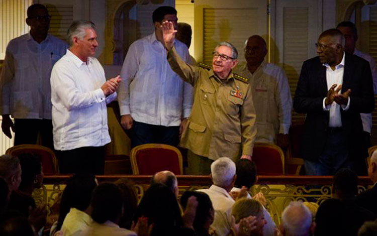 Raúl Castro Ruz y Miguel Díaz-Canel en la asamblea solemne por el aniversario 500 de La Habana.