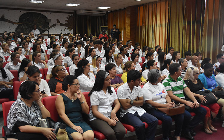 Estudiantes de la Universidad de Ciencias Médicas de Villa Clara Estudiantes de la Universidad de Ciencias Médicas de Villa Clara