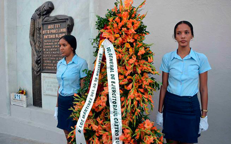 Raúl Castro y Díaz-Canel envían flores en honor a los mártires del 30 de noviembre