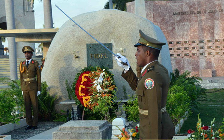 Homenaje a Fidel en al cementerio de Santa Ifigenia.
