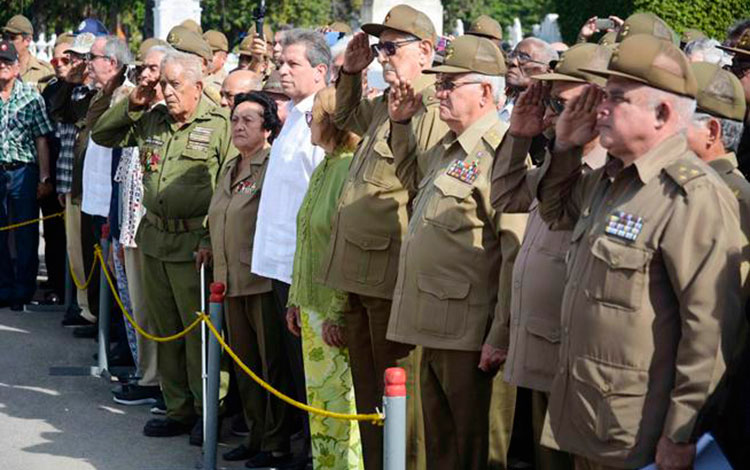 Oficiales y dirigentes presentes en la honras fúnebres a Harry Villegas.