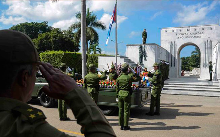 Honras fúnebres a Harry Villegas en el cementerio de Colón.