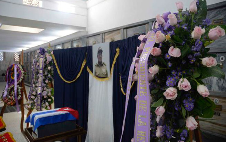 Ofrendas florales a Harry Villegas.