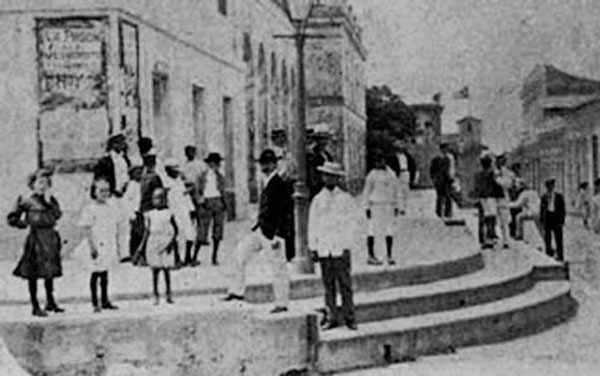 Acera del teatro La Caridad en el año 1912. Acera del teatro La Caridad en el año 1912.