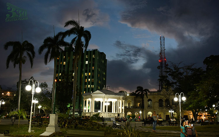 El parque Vidal en una noche de 2019 y antes de agosto de 1923 cuando se inició la demolición de la Parroquial Mayor. (Fotos: Carlos Rodríguez y Centro Provincial de Patrimonio)