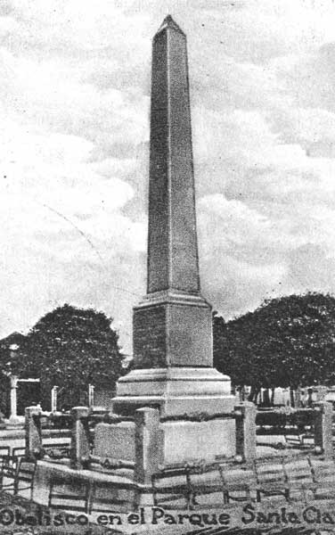 Obelisco en el Parque Leoncio Vidal