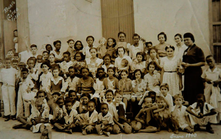 María Dámasa Jova y alumnos en Santa Clara.