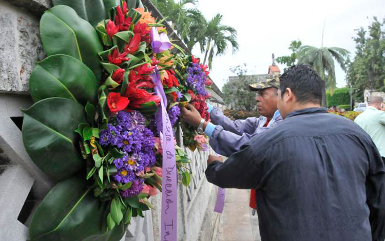Ofrendas florales a Asela de los Santos Tamayo, en la Necrópolis de Colón.