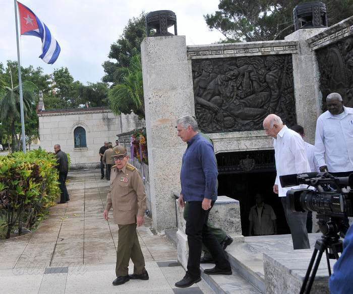 Raúl Castro Ruz, Miguel Dí­az-Canel, José Ramón Machado Ventura y Esteban Lazo durante las honras fúnebres a Asela de los Santos Tamayo.