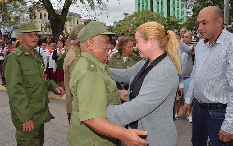 Primera secretaria del Partido en Villa Clara recibe a combatientes de la Columna # 1 del Ejército Rebelde. Primera secretaria del Partido en Villa Clara recibe a combatientes de la Columna # 1 del Ejército Rebelde.