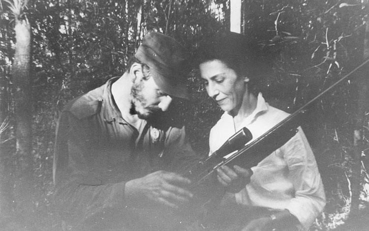 Celia Sánchez Manduley junto a Fidel Castro Ruz durante la lucha revolucionaria en la Sierra Maestra.