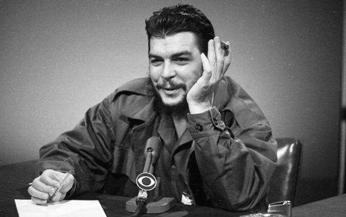 Ernesto Che Guevara comparece ante la televisión cubana.